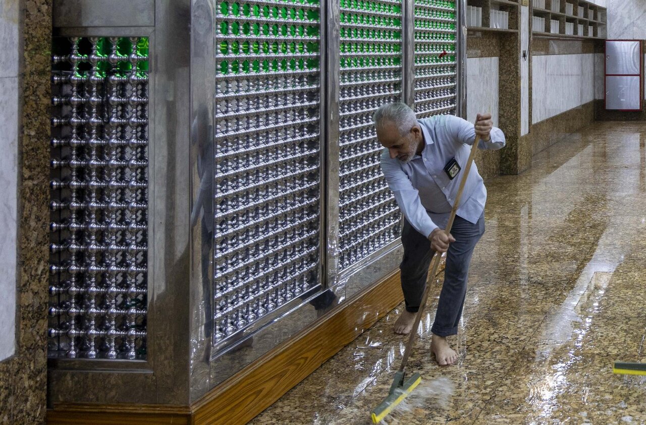 Al-Abbas Shrine Strengthens Cleaning, Shoe Storage and Water Services for Visitors