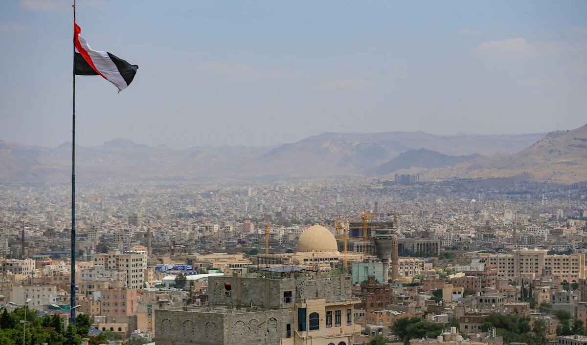 Êrîşî li ser baregeha hêzên koalîsyona Siûdî li Adenê; pêşdeçûna hêzên çekdar ên Yemenê li Taizê