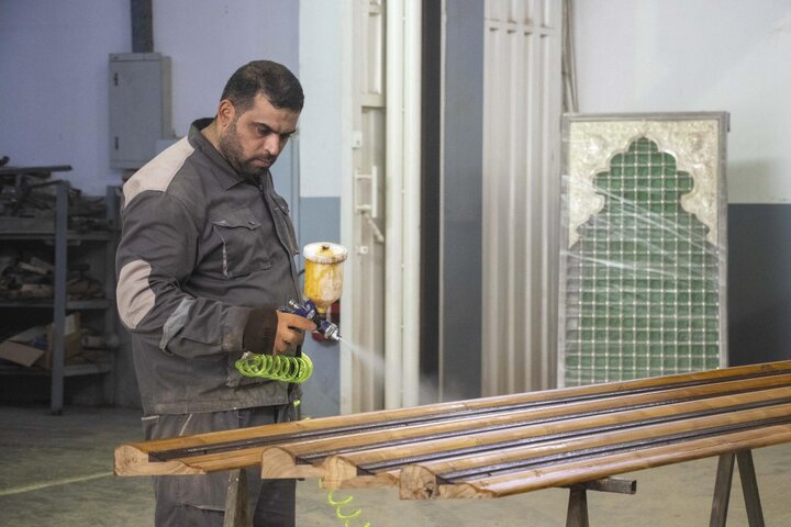 تقرير مصور/ تجهيز الإطار الخشبي للكتائب النحاسية الخاصة بنصّ زيارة أبي الفضل العباس (عليه السلام)