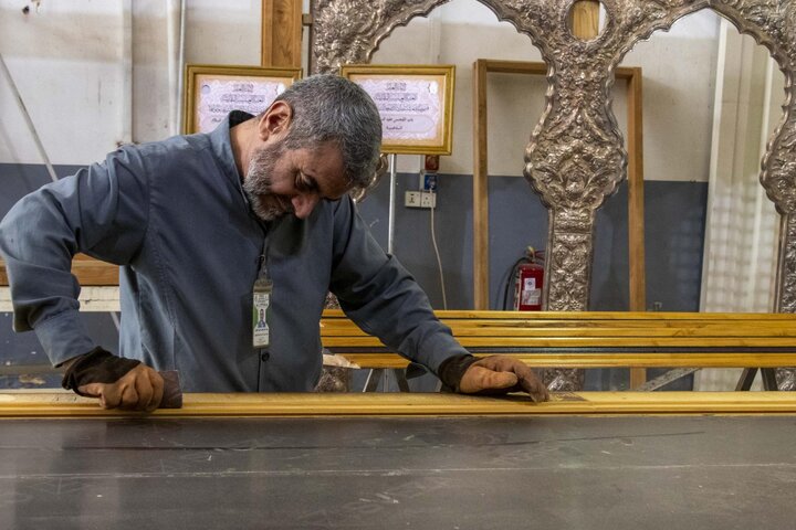 تقرير مصور/ تجهيز الإطار الخشبي للكتائب النحاسية الخاصة بنصّ زيارة أبي الفضل العباس (عليه السلام)