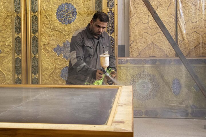 تقرير مصور/ تجهيز الإطار الخشبي للكتائب النحاسية الخاصة بنصّ زيارة أبي الفضل العباس (عليه السلام)