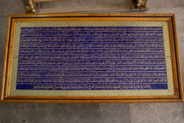 تقرير مصور/ تجهيز الإطار الخشبي للكتائب النحاسية الخاصة بنصّ زيارة أبي الفضل العباس (عليه السلام)