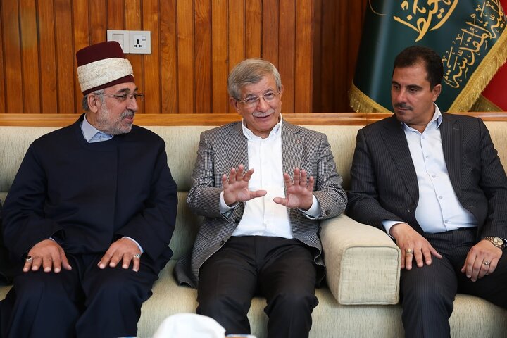تقرير مصور/ رئيس الوزراء التركي الأسبق أحمد داود أوغلو يزور الإمامين الجوادين في الكاظمية