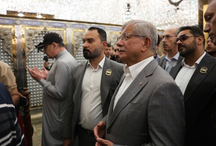 تقرير مصور/ رئيس الوزراء التركي الأسبق أحمد داود أوغلو يزور الإمامين الجوادين في الكاظمية