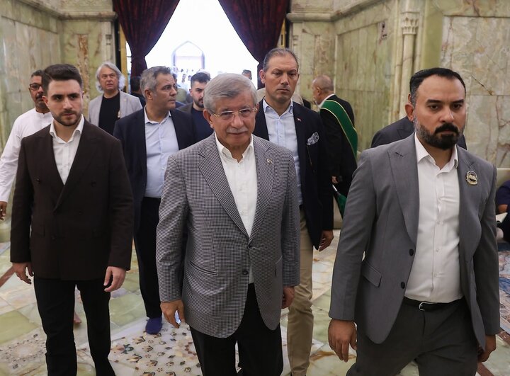 تقرير مصور/ رئيس الوزراء التركي الأسبق أحمد داود أوغلو يزور الإمامين الجوادين في الكاظمية