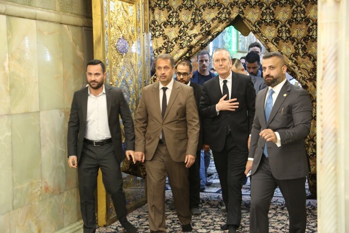 تقرير مصور/ القائم بأعمال السفارة الهولندية في بغداد يزور مرقد الإمام الحسين (ع) ويلتقي ممثل المرجعية