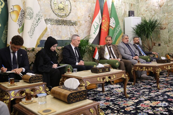 تقرير مصور/ القائم بأعمال السفارة الهولندية في بغداد يزور مرقد الإمام الحسين (ع) ويلتقي ممثل المرجعية