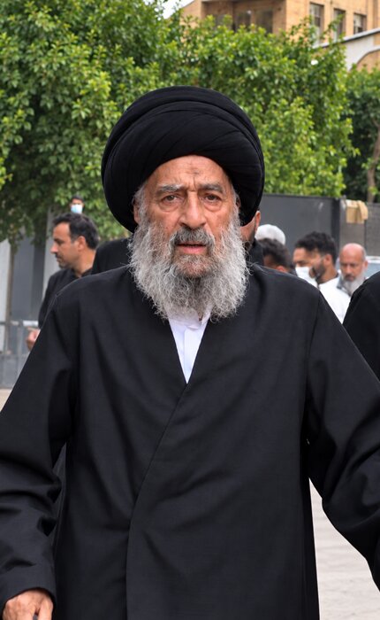 ویدیو | مرجع تقلیدی که ۱۴ ساعت برای استقبال از پیکر مطهر رهبر شهید منتظر ماند