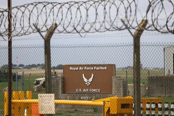 英国からの12機のアメリカ爆撃機の突然の逃走