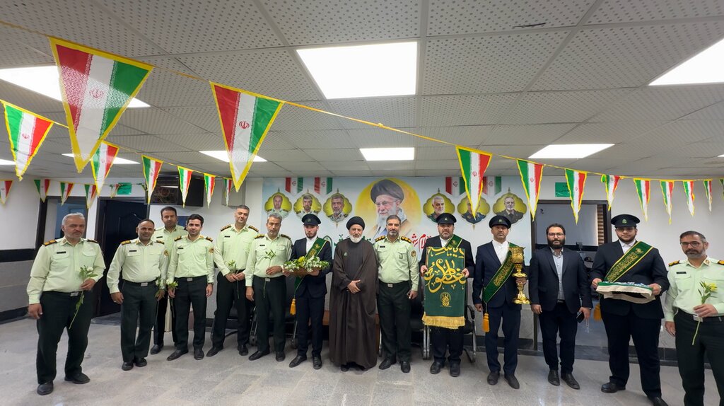 تجلیل خادمان حرم بانوی کرامت از پرسنل خدوم انتظامی استان قم + تصاویر
