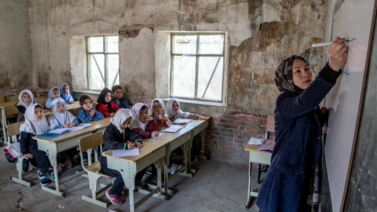اليوم العالمي للمعلم في أفغانستان؛ معلمو الشيعة يعانون من تدهور الأوضاع المعيشية