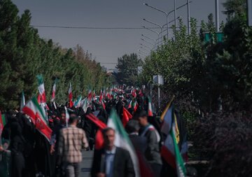 تشکیل زنجیره بزرگ انسانی جانفدا در مشهد بر گِرد دانشگاه + تصاویر