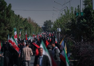 تشکیل زنجیره بزرگ انسانی جانفدا در مشهد بر گِرد دانشگاه + تصاویر
