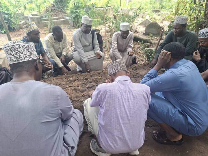 Waumini wa Kiislamu, Wafuasi na Wapenzi wa Ahlul-Bayt (a.s) nchini Tanzania -Dar-es-Salam  Washiriki Mazishi ya Al-Marhumu Sheikh Hafidh Khamis +Picha