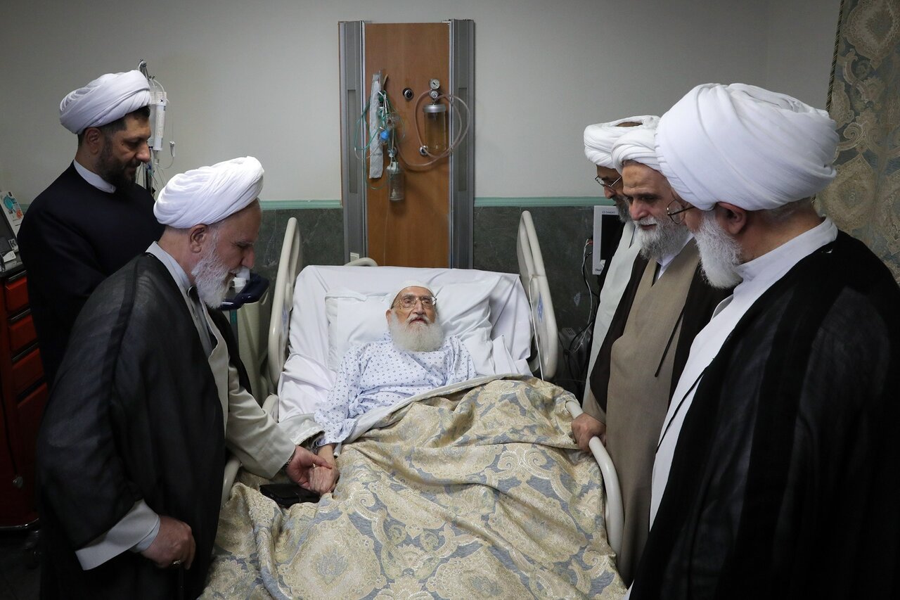عیادت نمایندگان رهبر معظم انقلاب از آیتالله نوری همدانی