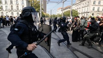 カメラが捉えた、フランスでの学生による抗議活動と警察の弾圧
