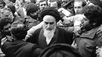 47 سال قبل امام خمینی کا ایک تاریخی خطاب: عوام اب بھی میدان میں