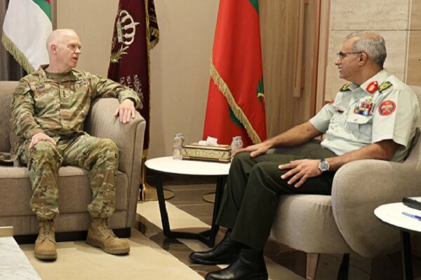 Consultations d'un haut responsable militaire jordanien avec le commandant des forces terrestres du CENTCOM