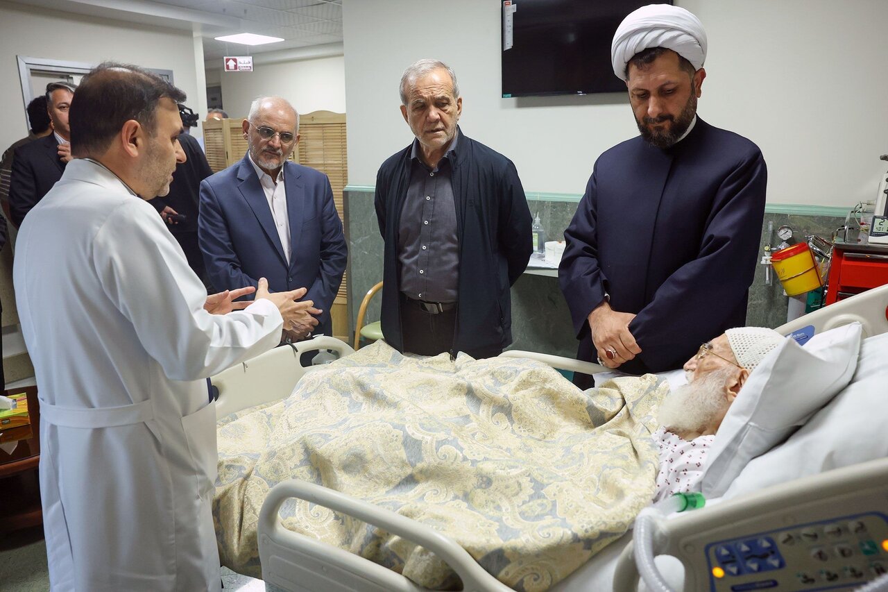 عیادت دکتر پزشکیان از آیت‌الله العظمی نوری همدانی