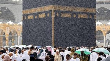 ویدیو | بارش باران در مکه مکرمه هنگام اقامه نماز