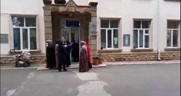 Сабунчу рајону 188 № мәктәб директору Есмирә Мәммәдова Һиҹаблы гызлары тәһсилдән мәһрум етди \ Видео