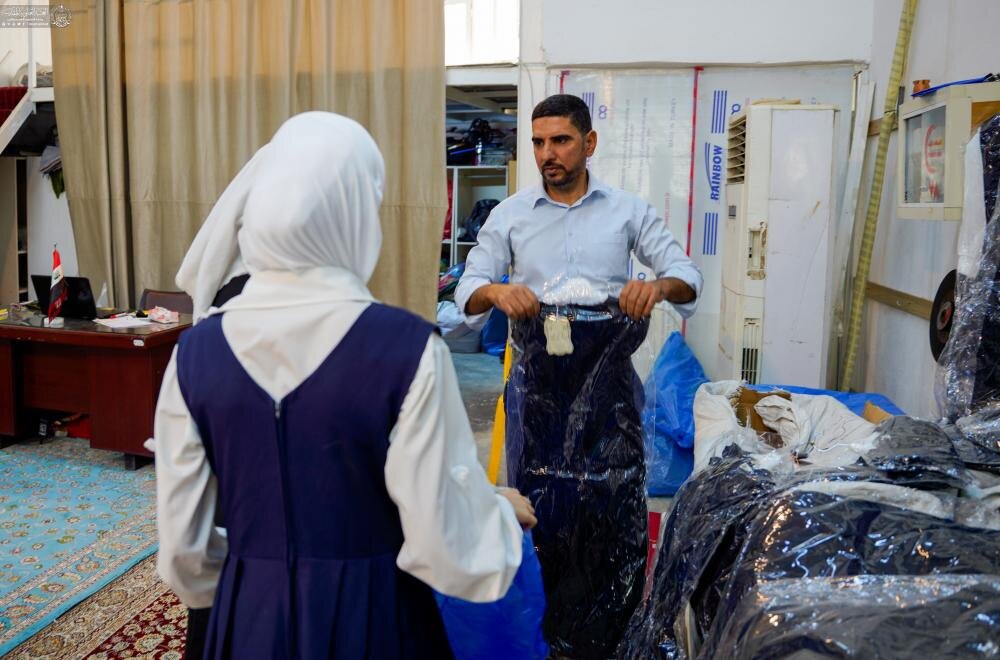 العتبة العلوية توزّع الكوسة المدرسية على معاهد رعاية ذوي الإعاقة بالنجف الأشرف