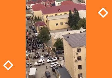 Video \ Xırdalanda məktəb şagirdləri hicablı sinf yoldaşlarının məktəbə buraxılmamasına etiraz edirlər