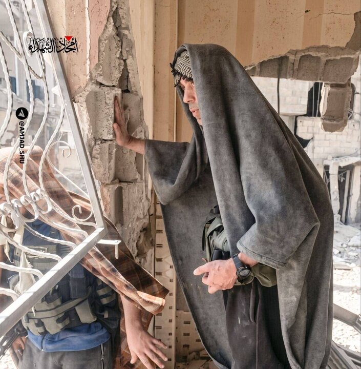 تقرير مصور/ كتائب القسام تنشر صوراً جديدة للقائد الشهيد يحيى السنوار وهو يواجه قوات الاحتلال الصهيوني بغزة