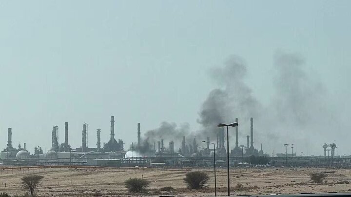تقرير مصور/ مشاهد توثق اشتعال النيران في شركة أرامكو بالعاصمة السعودية