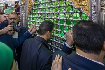 تقرير مصور/ رئيس الوزراء العراقي يتشرّف بزيارة مرقد أبي الفضل العباس (عليه السلام)