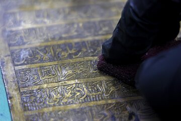 تقرير مصور/ صيانة جدارية نحاسية نُقشت عليها زيارة النبي وأهل بيته (صلوات الله عليهم)