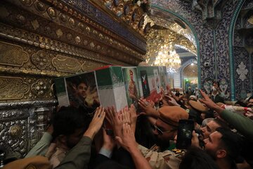 گزارش تصویری | پیکر مطهر شهید آقایی در آغوش مردم قم به زیارت حرم بانوی کرامت رفت
