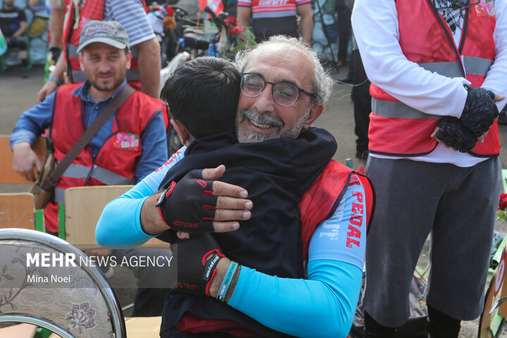 Turkish cyclists pay tribute to Minab martyrs in Tabriz