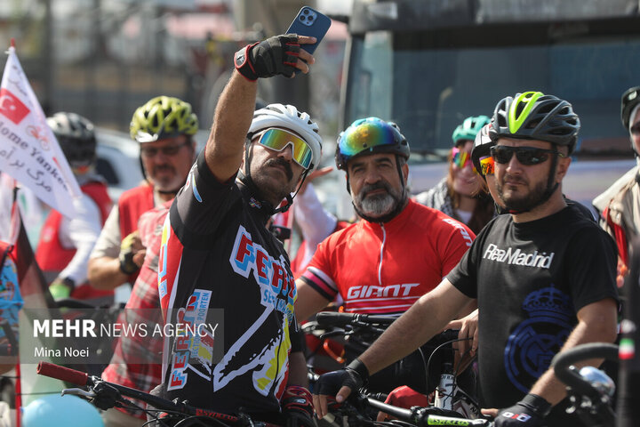 Turkish cyclists pay tribute to Minab martyrs in Tabriz