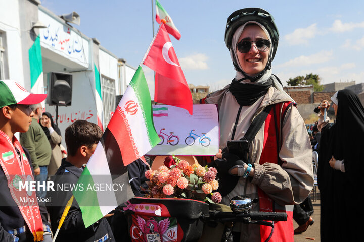 Turkish cyclists pay tribute to Minab martyrs in Tabriz