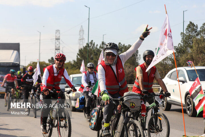 Turkish cyclists pay tribute to Minab martyrs in Tabriz