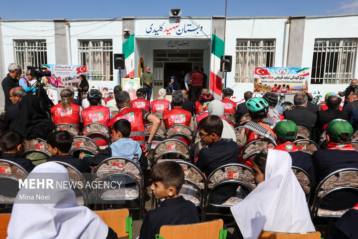 Turkish cyclists pay tribute to Minab martyrs in Tabriz