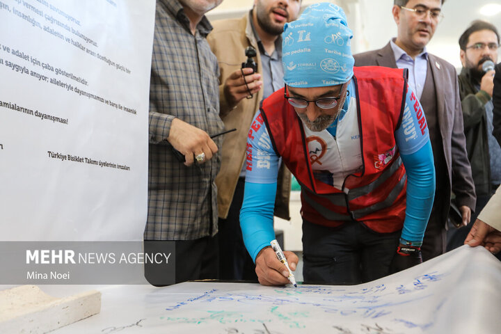 Turkish cyclists pay tribute to Minab martyrs in Tabriz