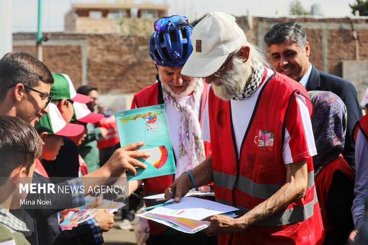 Turkish cyclists pay tribute to Minab martyrs in Tabriz