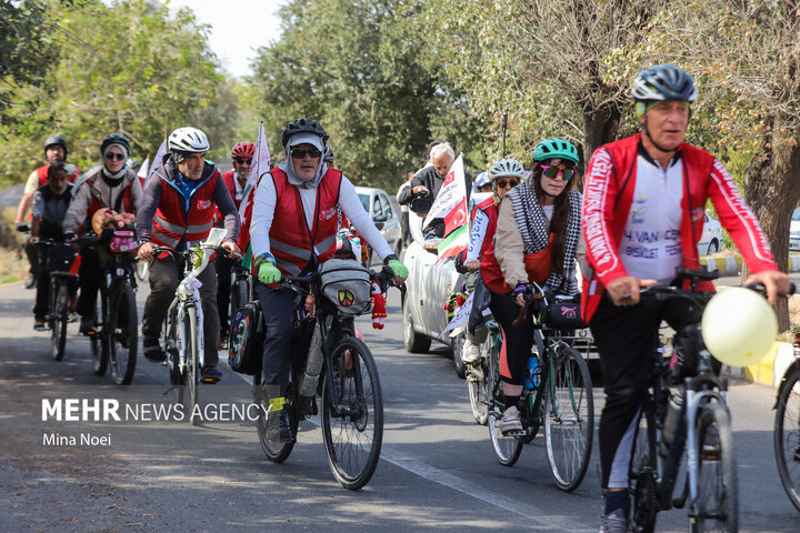 Turkish cyclists pay tribute to Minab martyrs in Tabriz