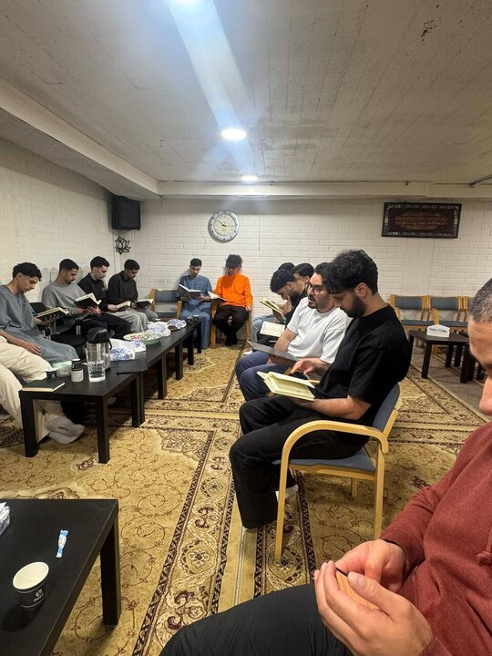 تقرير مصور/ جلسة قرآنية أسبوعية في مركز الإمام الباقر الاسلامي (ع) في فنلندا