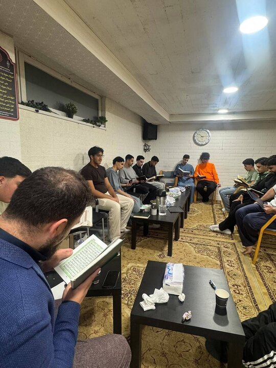 تقرير مصور/ جلسة قرآنية أسبوعية في مركز الإمام الباقر الاسلامي (ع) في فنلندا