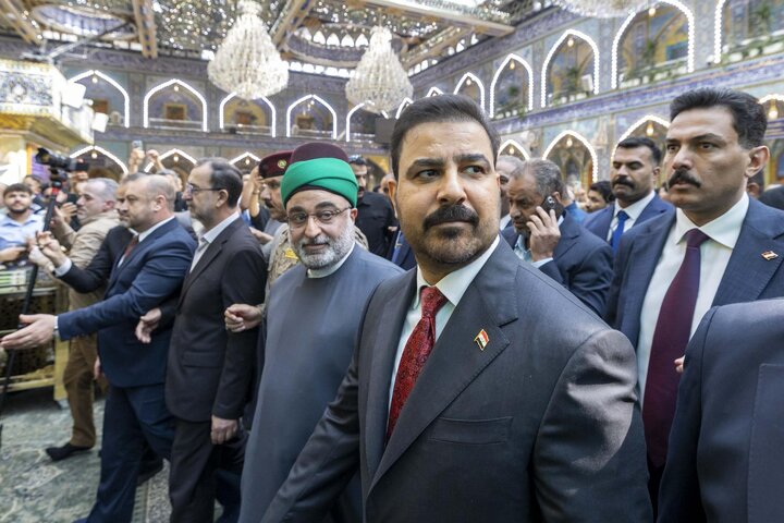 تقرير مصور/ رئيس الوزراء العراقي يتشرّف بزيارة مرقد أبي الفضل العباس (عليه السلام)