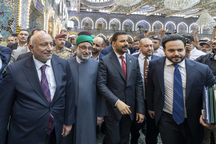 تقرير مصور/ رئيس الوزراء العراقي يتشرّف بزيارة مرقد أبي الفضل العباس (عليه السلام)