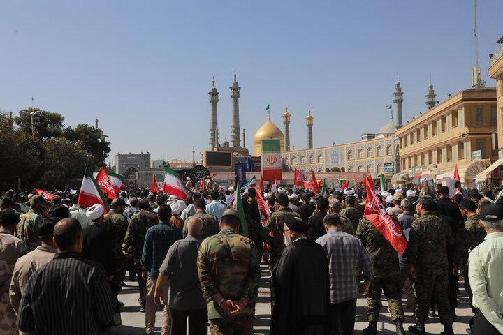 پیکر مطهر شهید آقایی در آغوش مردم قم به زیارت حرم بانوی کرامت رفت