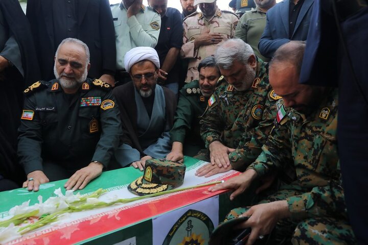 پیکر مطهر شهید آقایی در آغوش مردم قم به زیارت حرم بانوی کرامت رفت
