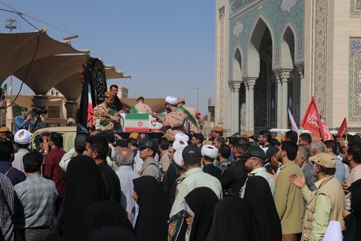 پیکر مطهر شهید آقایی در آغوش مردم قم به زیارت حرم بانوی کرامت رفت