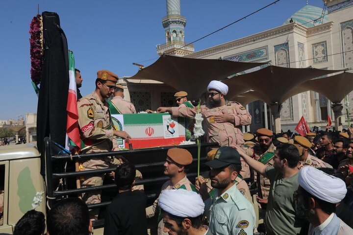 پیکر مطهر شهید آقایی در آغوش مردم قم به زیارت حرم بانوی کرامت رفت