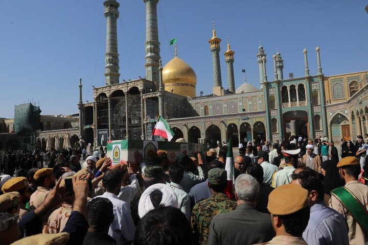 پیکر مطهر شهید آقایی در آغوش مردم قم به زیارت حرم بانوی کرامت رفت
