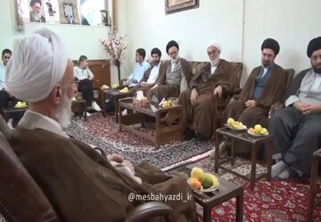 ویدیو | لحظاتی منتشرنشده از حضور آیت‌الله سیدمجتبی خامنه‌ای در منزل مرحوم علامه مصباح یزدی